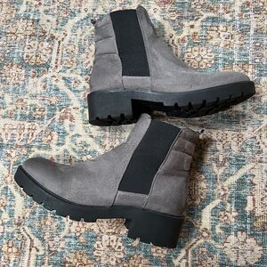 White Mountain grey Dada Ankle  Boot woman’s Size 8.5 Suede. Chelsea Style